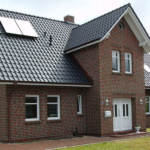 Dom jednorodzinny z dachówką FLANDERNplus antracytowa